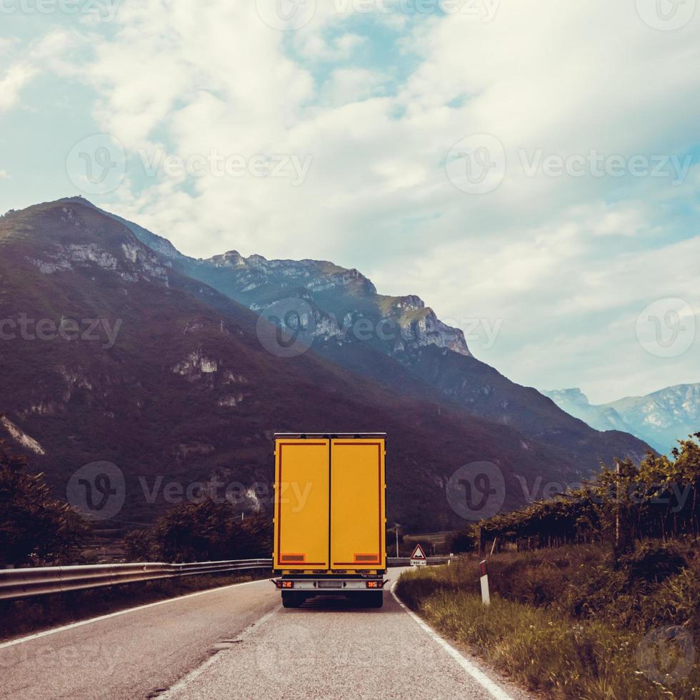 camion sur la route. voiture cargo jaune photo