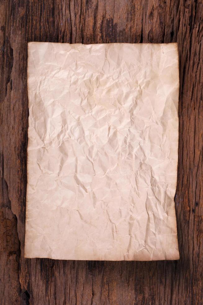 vieux papier sur une vieille table en bois photo