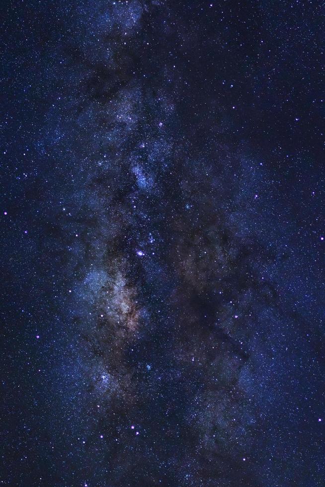 ciel nocturne étoilé, galaxie de la voie lactée avec étoiles et poussière spatiale dans l'univers, photographie longue exposition, avec grain. photo