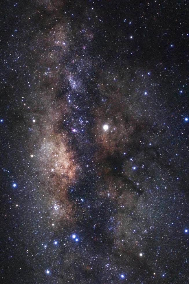 gros plan de la voie lactée avec des étoiles et de la poussière spatiale dans l'univers photo