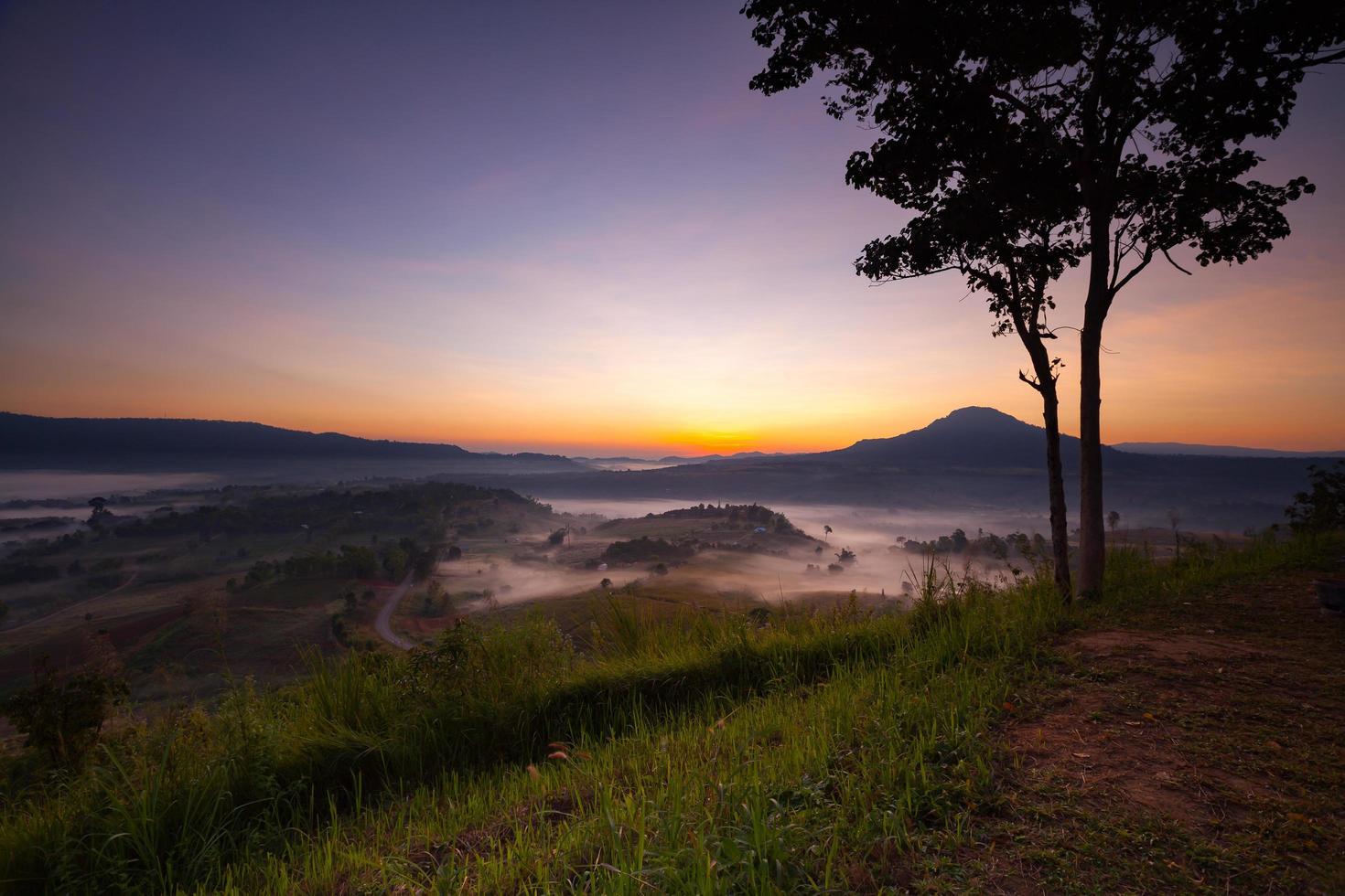 Lever du soleil matin brumeux à khao takhian ngo point de vue à khao-kho phetchabun, thaïlande photo