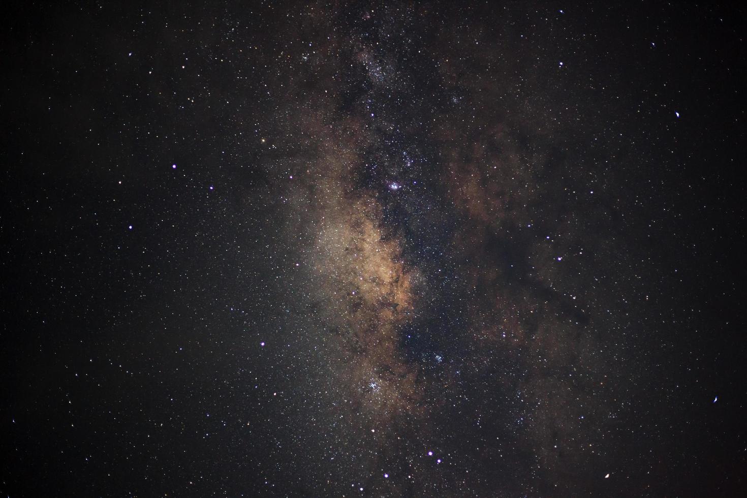 gros plan de la voie lactée avec des étoiles et de la poussière spatiale dans l'univers photo