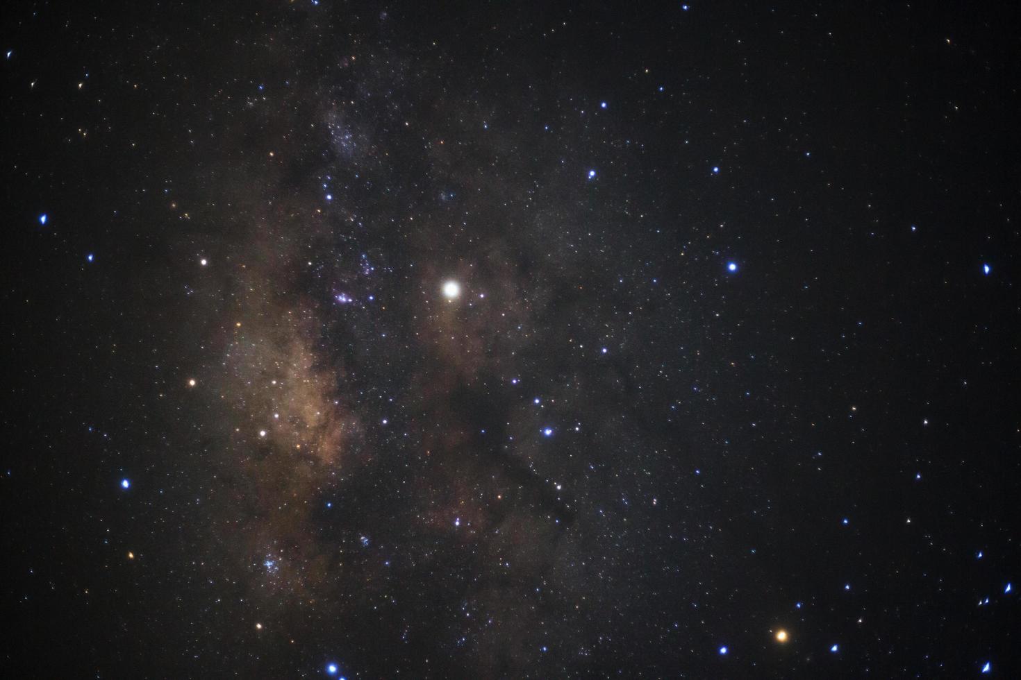 le centre de la galaxie de la voie lactée, photographie longue exposition, avec grain photo