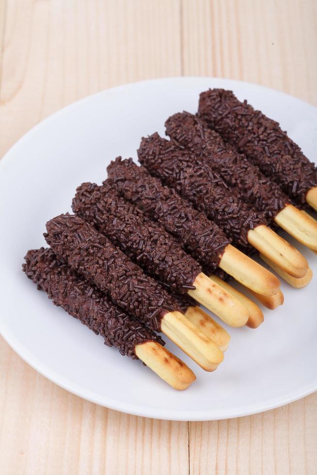 Snack food biscuit stick enrobé de chocolat sur bois blackground photo