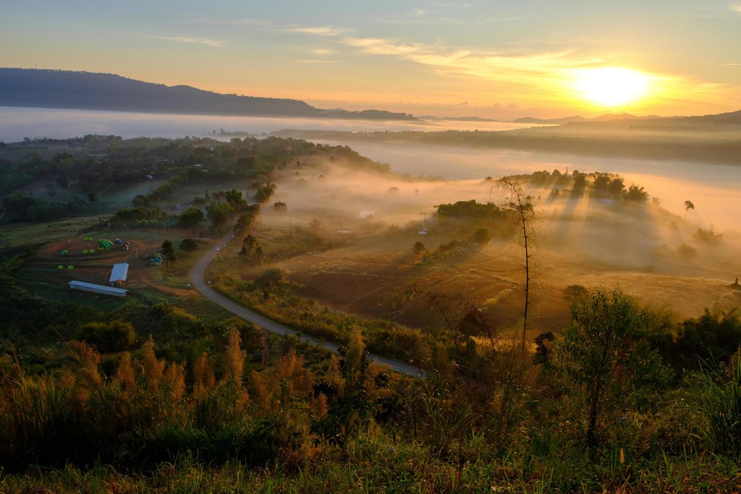 Paysage brouillard au lever du soleil du matin au point de vue khao takhian ngo à khao-kho phetchabun, thaïlande photo