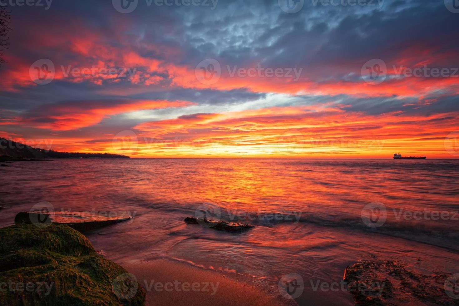 incroyable lever de soleil rouge sur la mer. photo