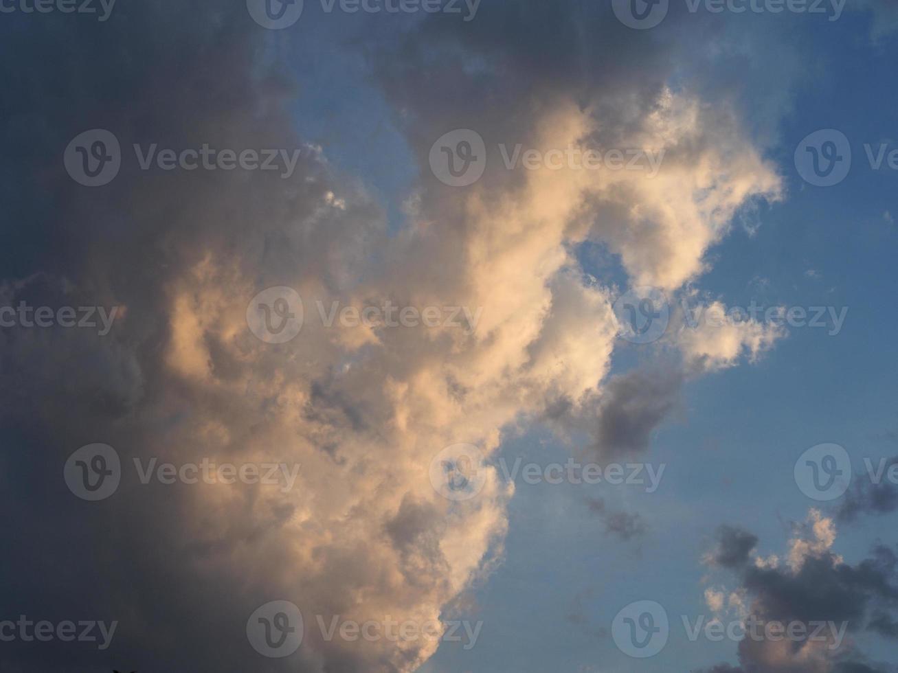 ciel bleu dramatique au coucher du soleil avec fond de nuages photo