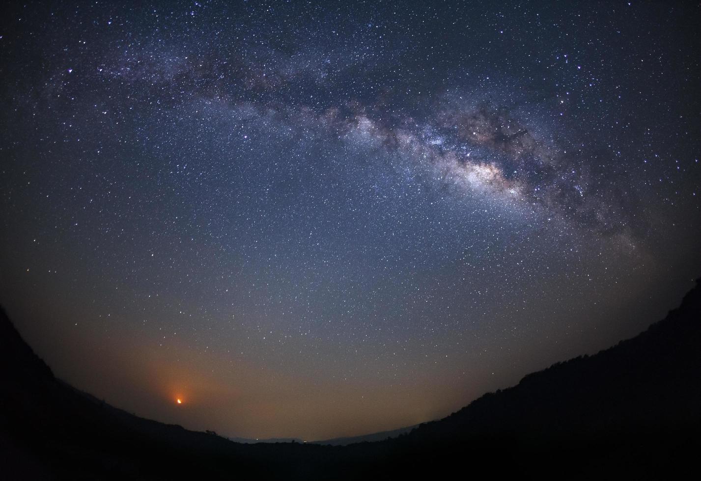 galaxie de la voie lactée et clair de lune avec des étoiles sur la montagne au parc national de phu hin rong kla, phitsanulok thaïlande photo