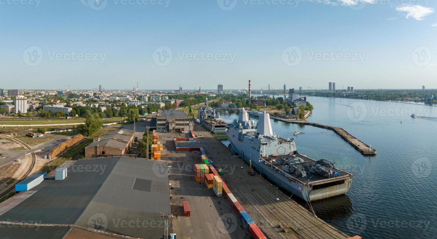 navires de combat des pays de l'otan dans le port de riga photo