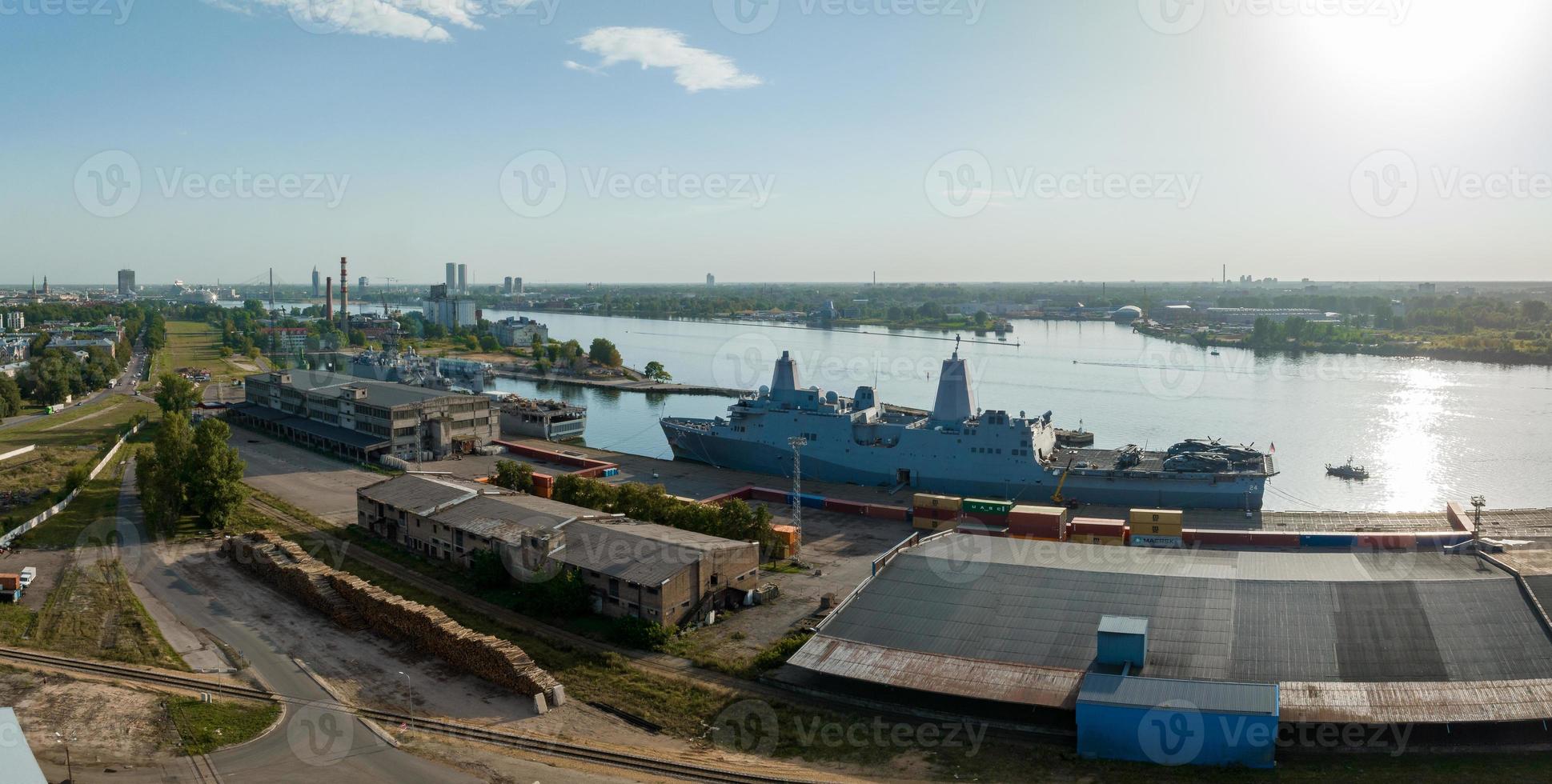 navires de combat des pays de l'otan dans le port de riga photo