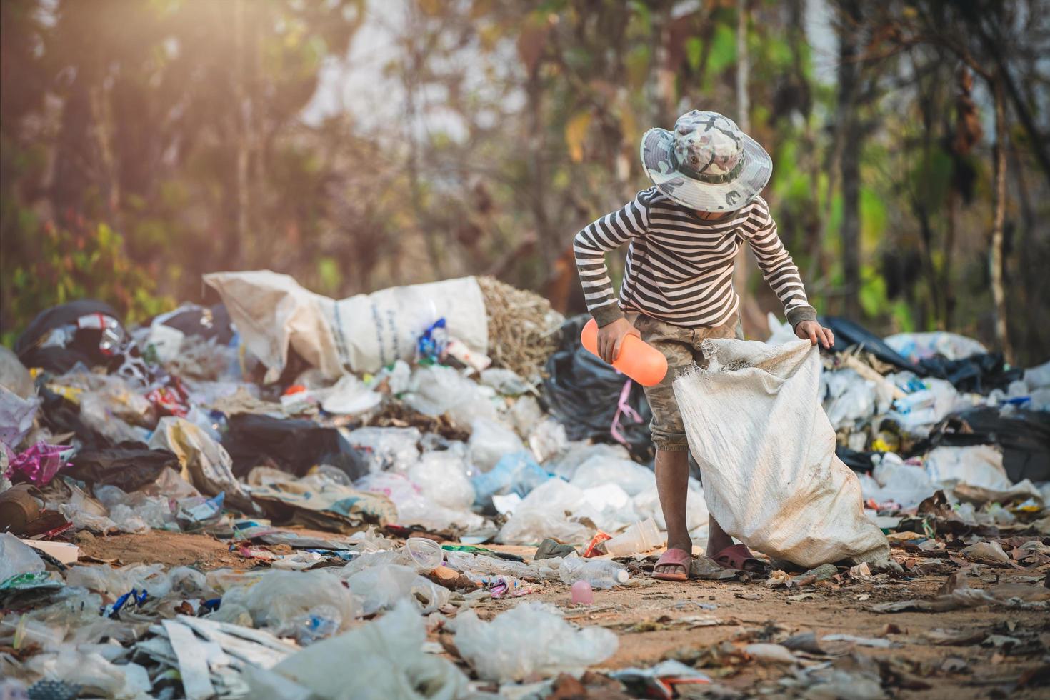 les enfants trouvent des déchets à vendre et les recyclent dans des décharges, la vie et les modes de vie des pauvres, le travail des enfants, la pauvreté et les concepts d'environnement photo