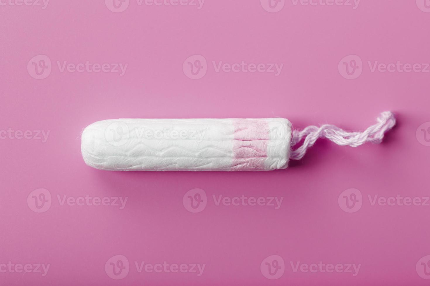 tampon hygiénique sur fond rose avec un espace libre 11069955