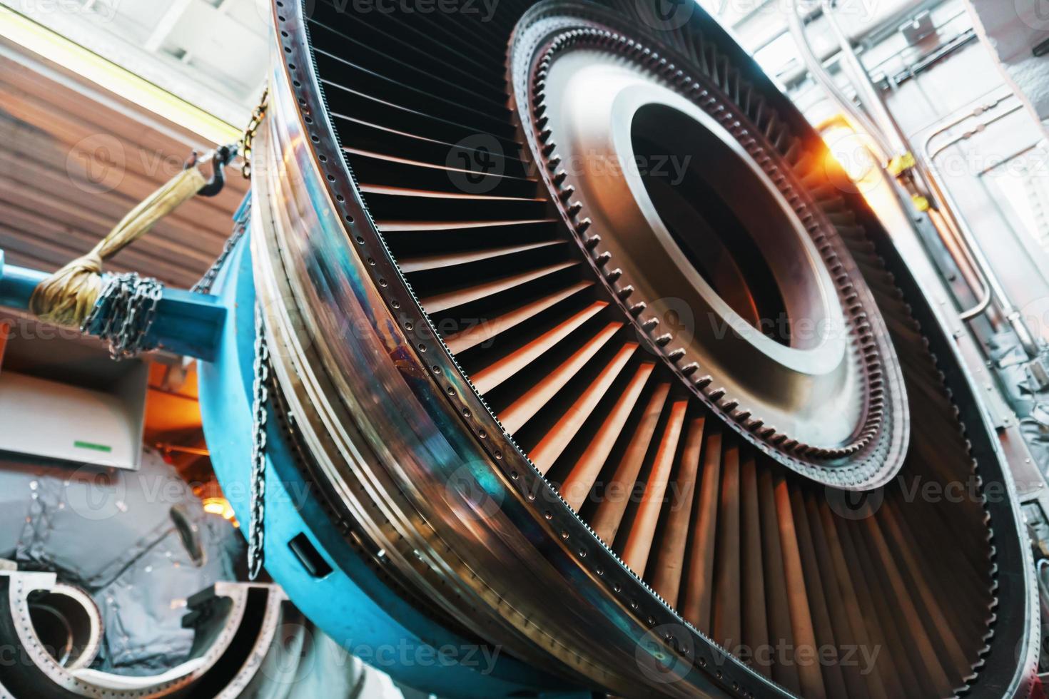 les aubes du moteur à turbine à gaz sur le disque rotor. photo