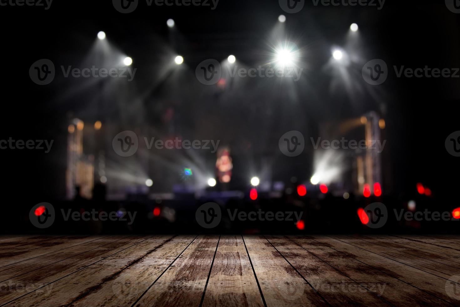 haut bureau en bois avec bokeh léger en arrière-plan flou de concert, table en bois photo