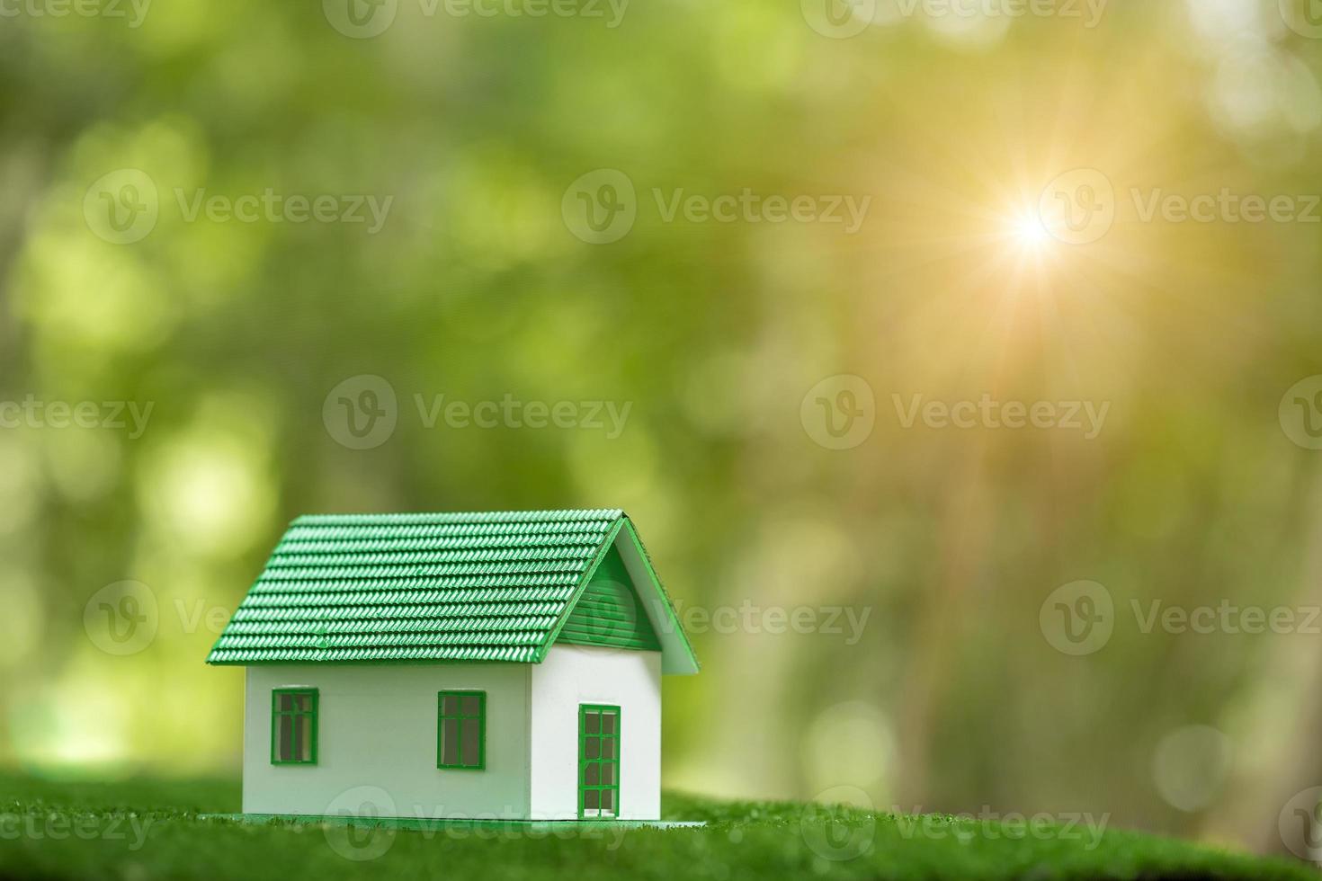 maison immobilière respectueuse de l'environnement. petite maison de propriété de construction modèle sur l'herbe dans l'écologie de la nature verte. conception et vente résidentielles d'économie d'énergie durable - concept d'entreprise de location photo