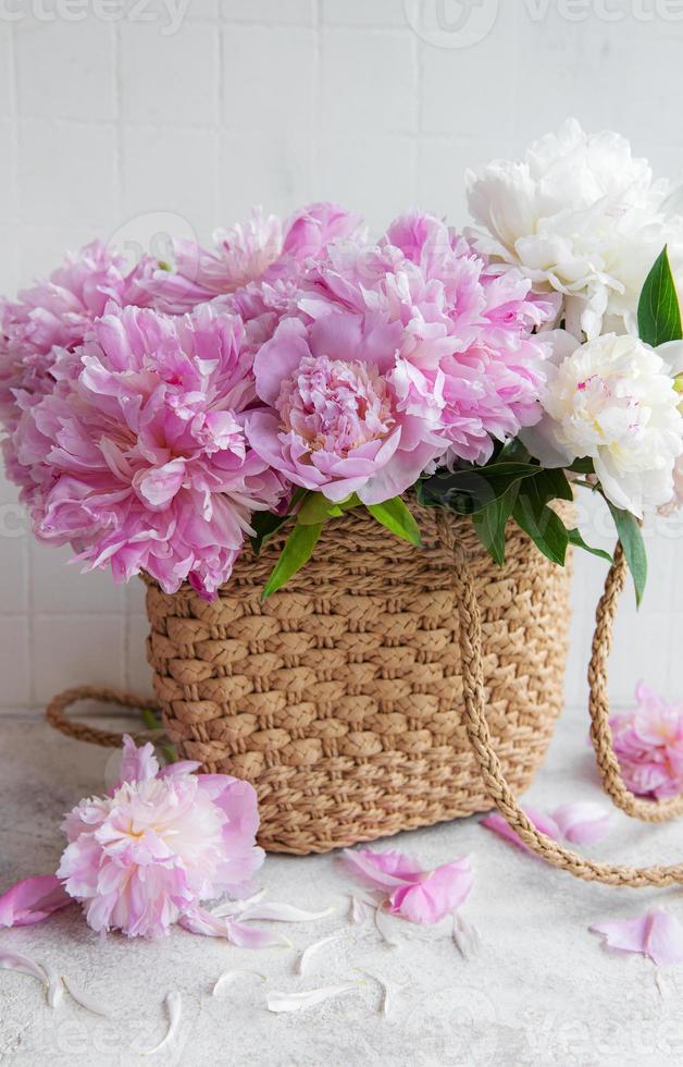 sac en osier avec des fleurs de pivoine photo