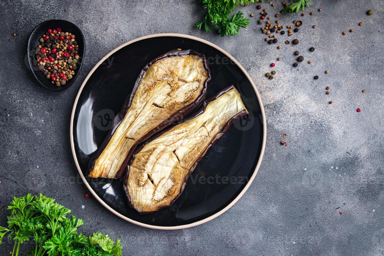 aubergine cuite au four plat de légumes repas sain nourriture collation sur la table copie espace fond de nourriture photo