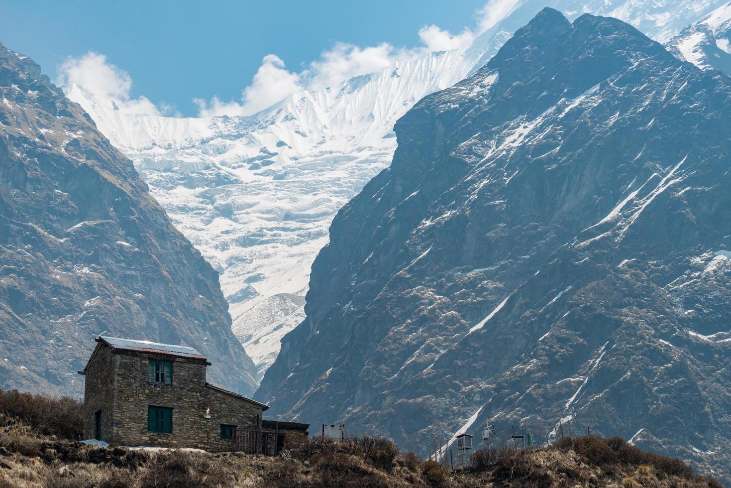 la maison sur mbc appelée camp de base machapuchare le long du chemin vers le camp de base annapurna. photo