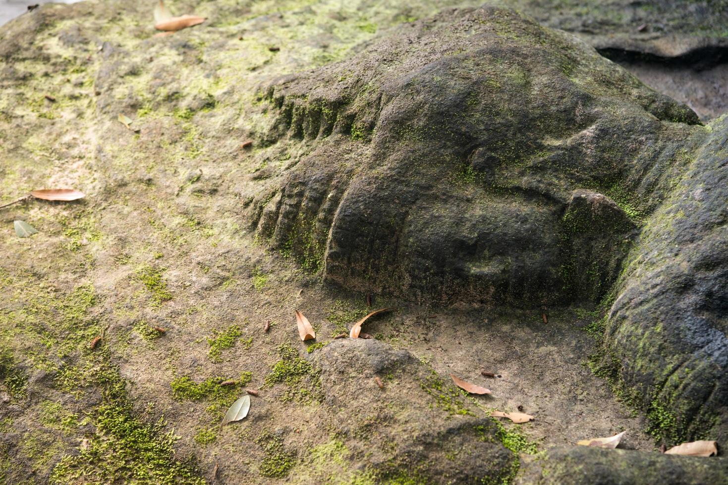 la sculpture en pierre du dieu hindou dans la région des cascades de kbal spean à phnom kulen la montagne sacrée de l'empire khmer dans la province de siem reap au cambodge. photo