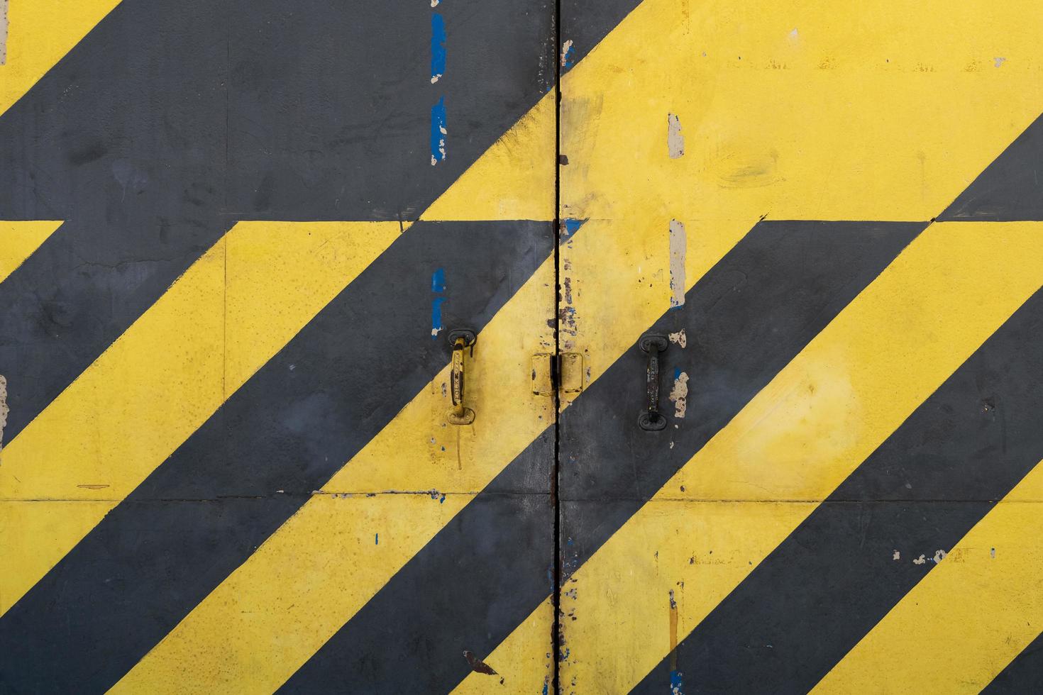 vieux fond de porte d'entrepôt en fer motif noir et jaune photo