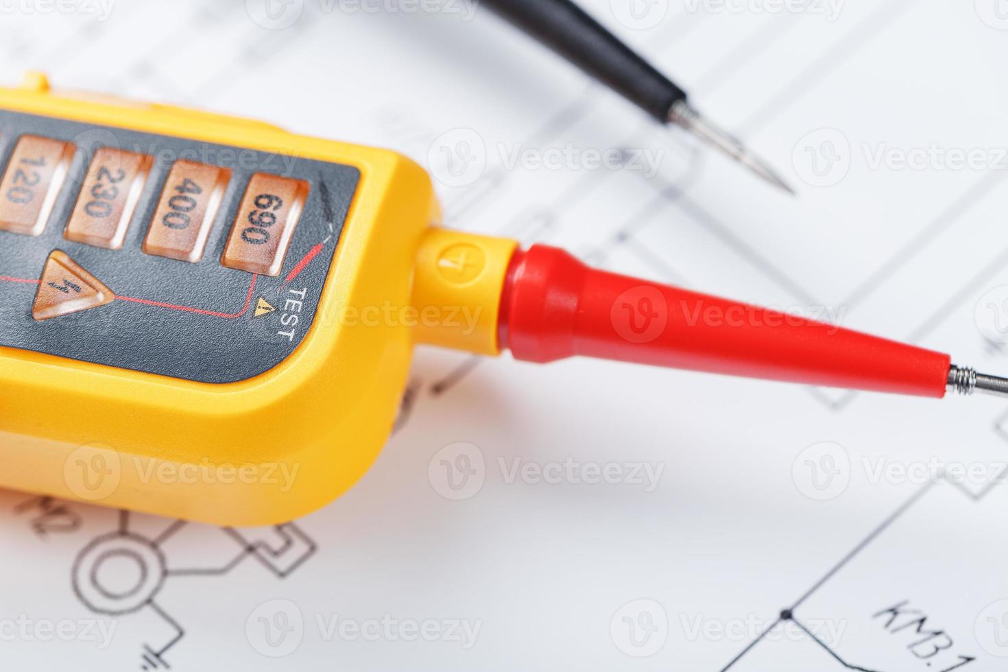 testeur jaune pour l'indication pas à pas de la tension sur le circuit électrique. photo