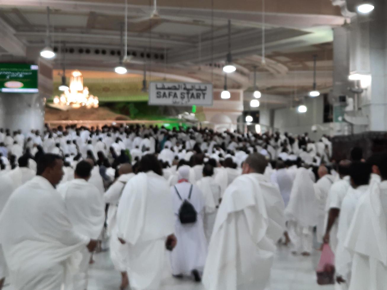 la mecque, arabie saoudite, août 2022 - les pèlerins marchent entre les collines de safa et de marwah pendant la umrah au masjid al haram à la mecque. photo