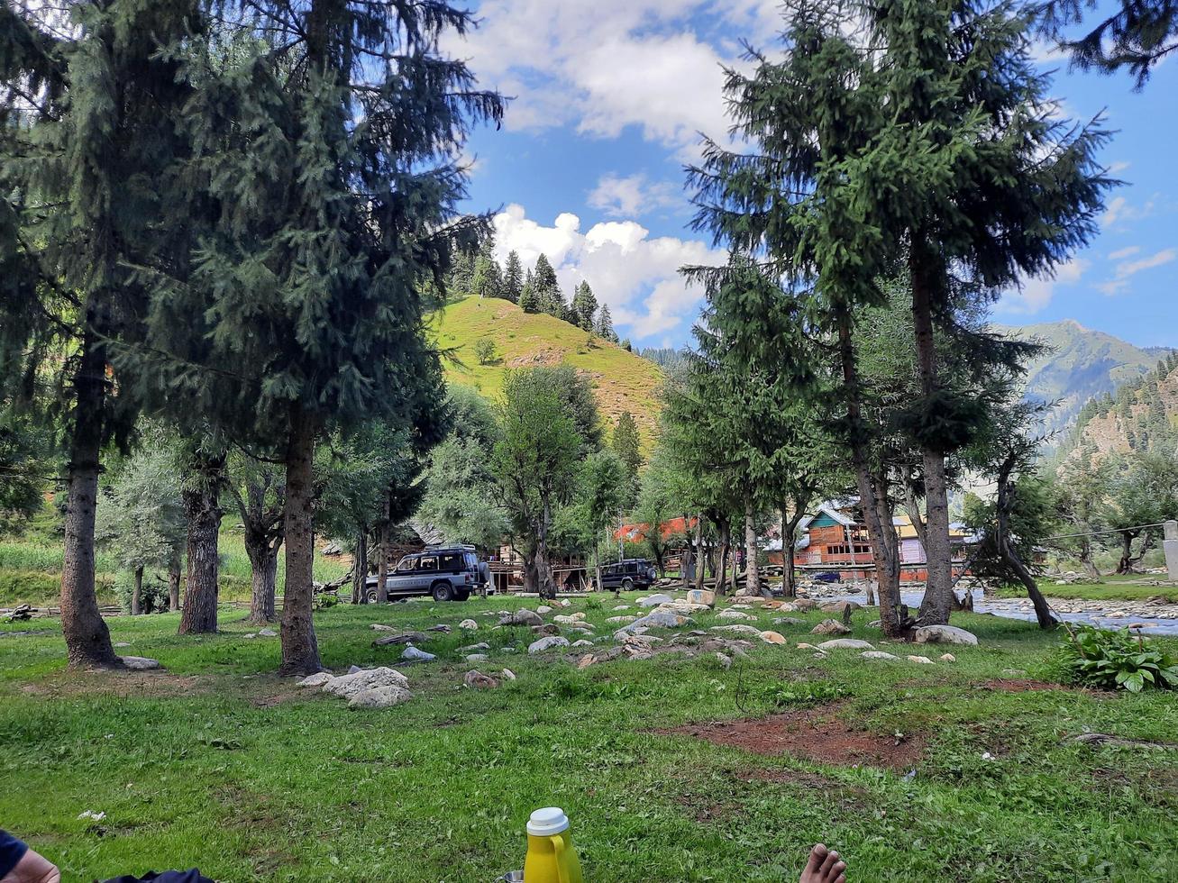 cachemire, pakistan, août 2022 - le cachemire est la plus belle région du monde, célèbre pour ses vallées verdoyantes, ses beaux arbres, ses hautes montagnes et ses sources jaillissantes. photo