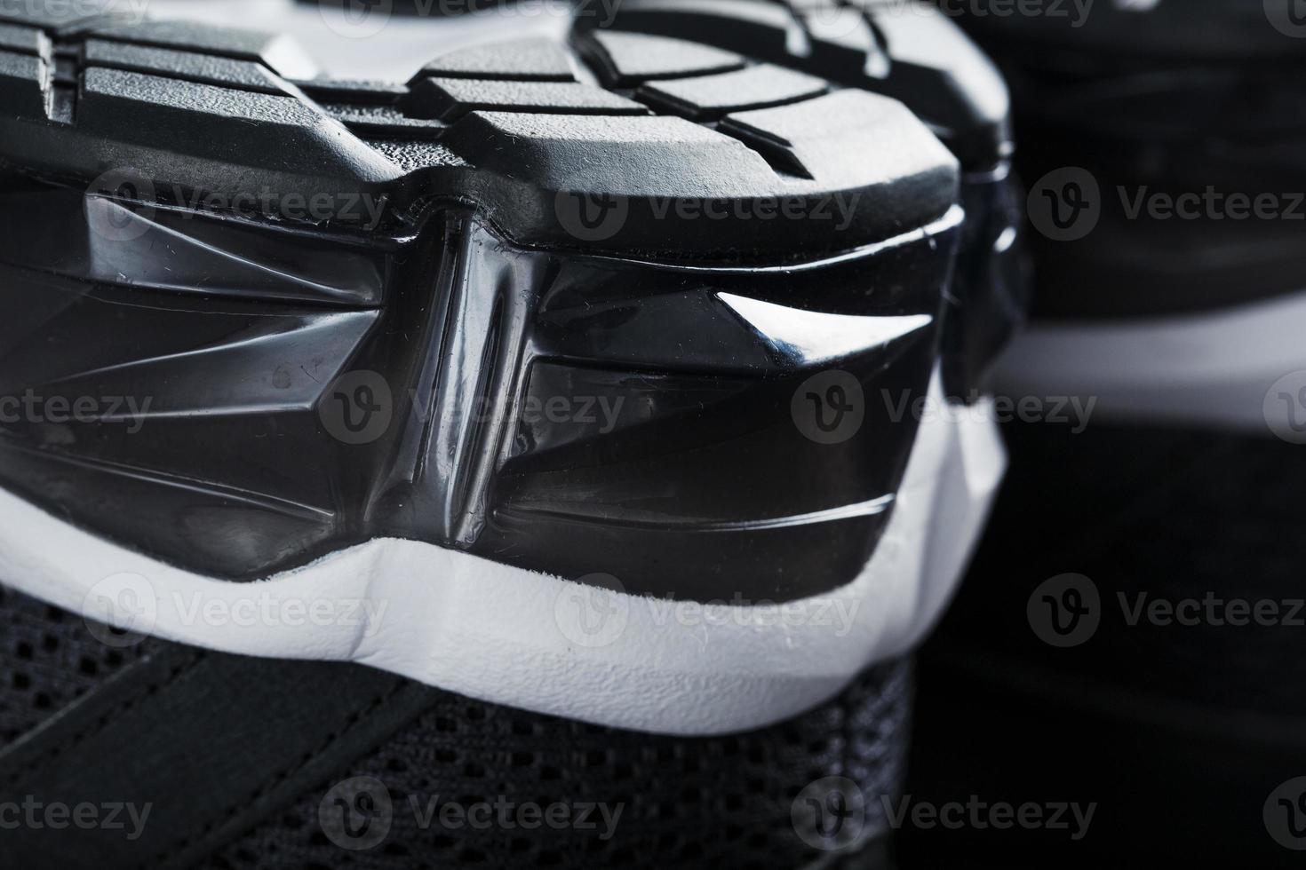 gros plan sur une semelle de chaussure de sport à rembourrage en gel noir et blanc photo