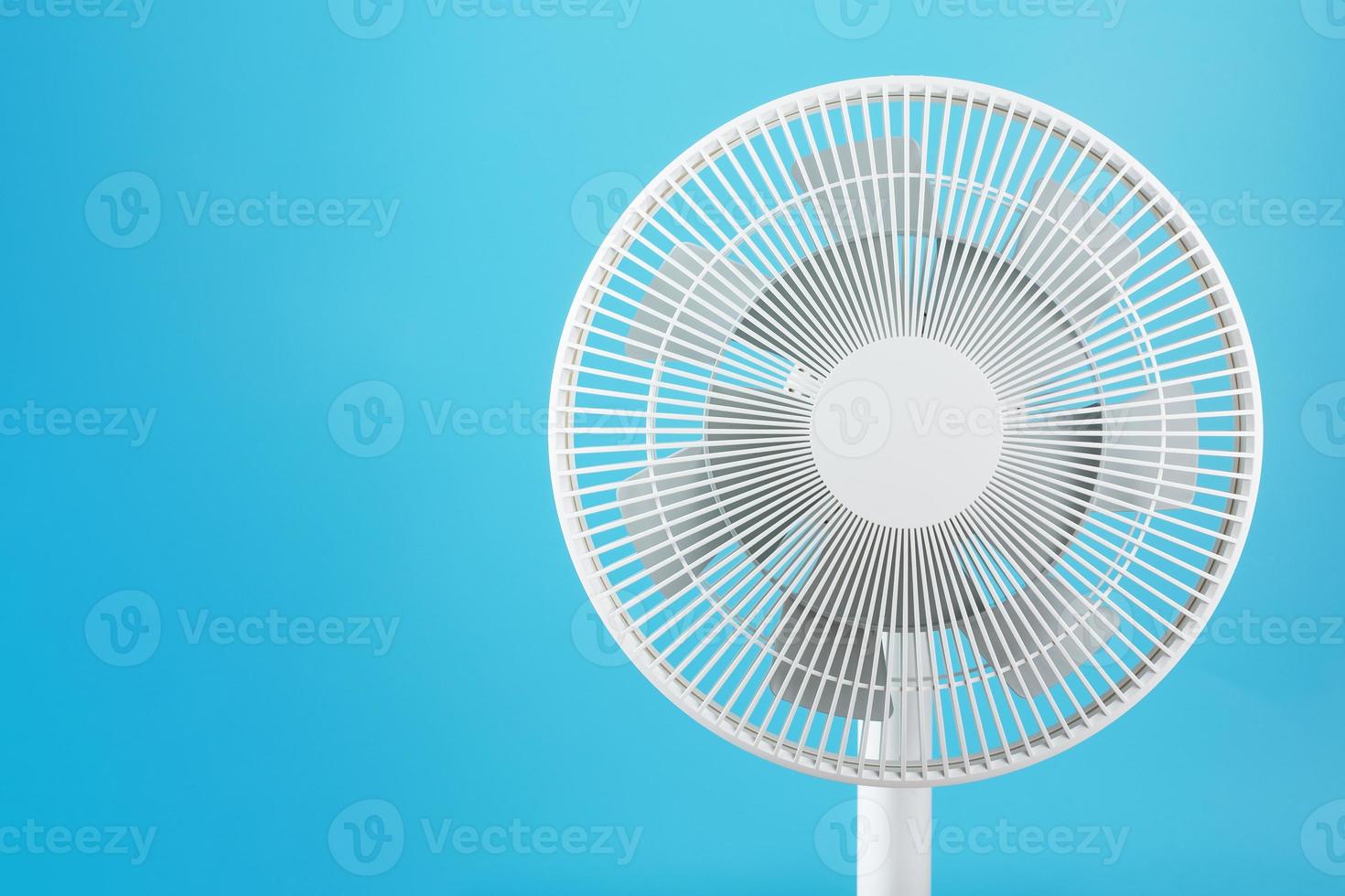 ventilateur électrique en blanc avec un design moderne pour refroidir la pièce sur fond bleu photo