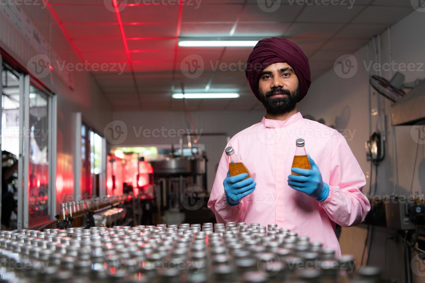 le personnel de contrôle de la qualité des produits de la chaîne de production de jus de fruits effectue des contrôles de la qualité des produits pour s'assurer que les produits fabriqués sont de bonne qualité photo