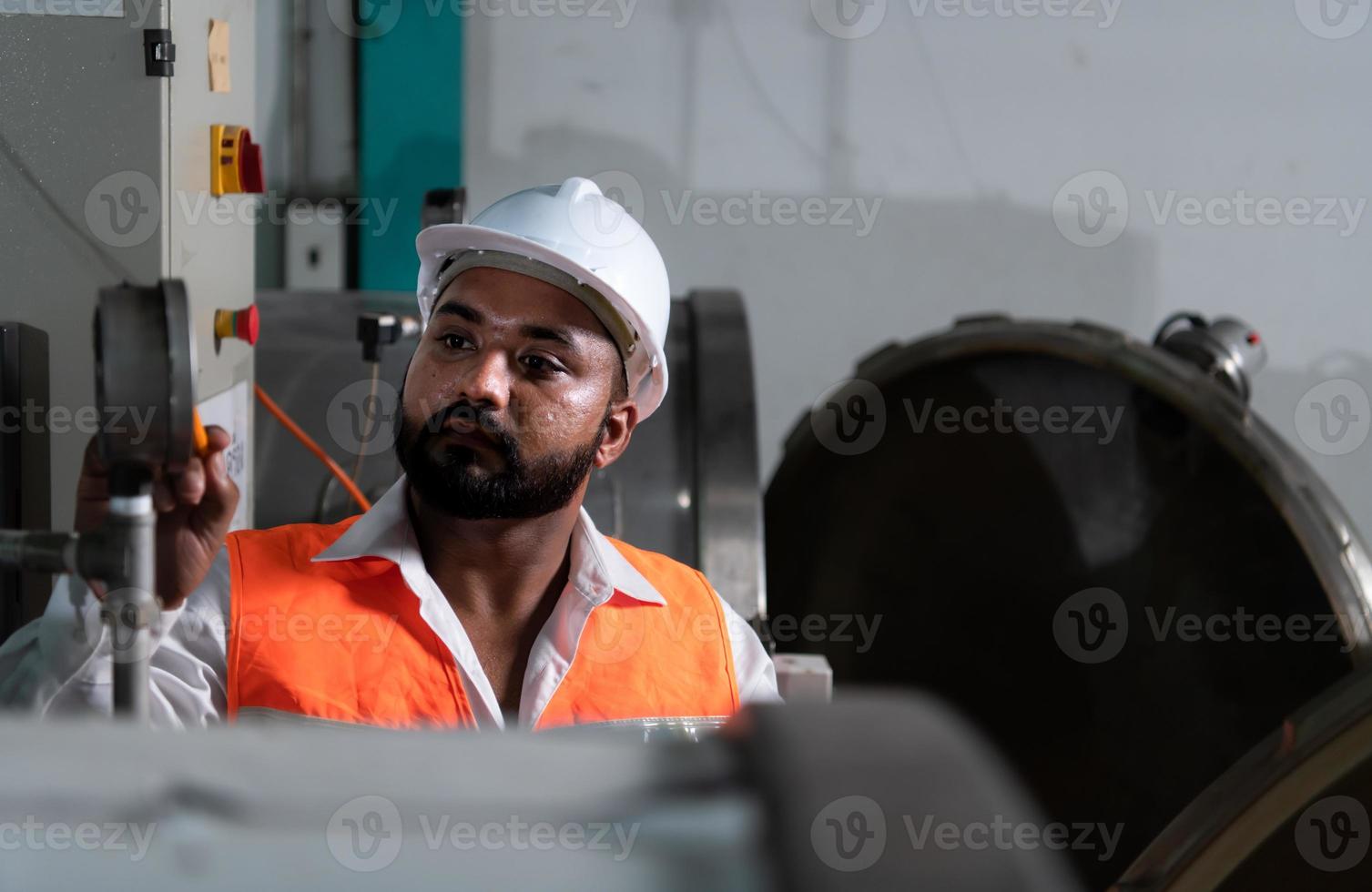 l'ingénieur en chef de l'usine mécanique effectue l'inspection du tunnel de la machine de stérilisation. vérifier l'état de fonctionnement de la machine pour être prêt photo