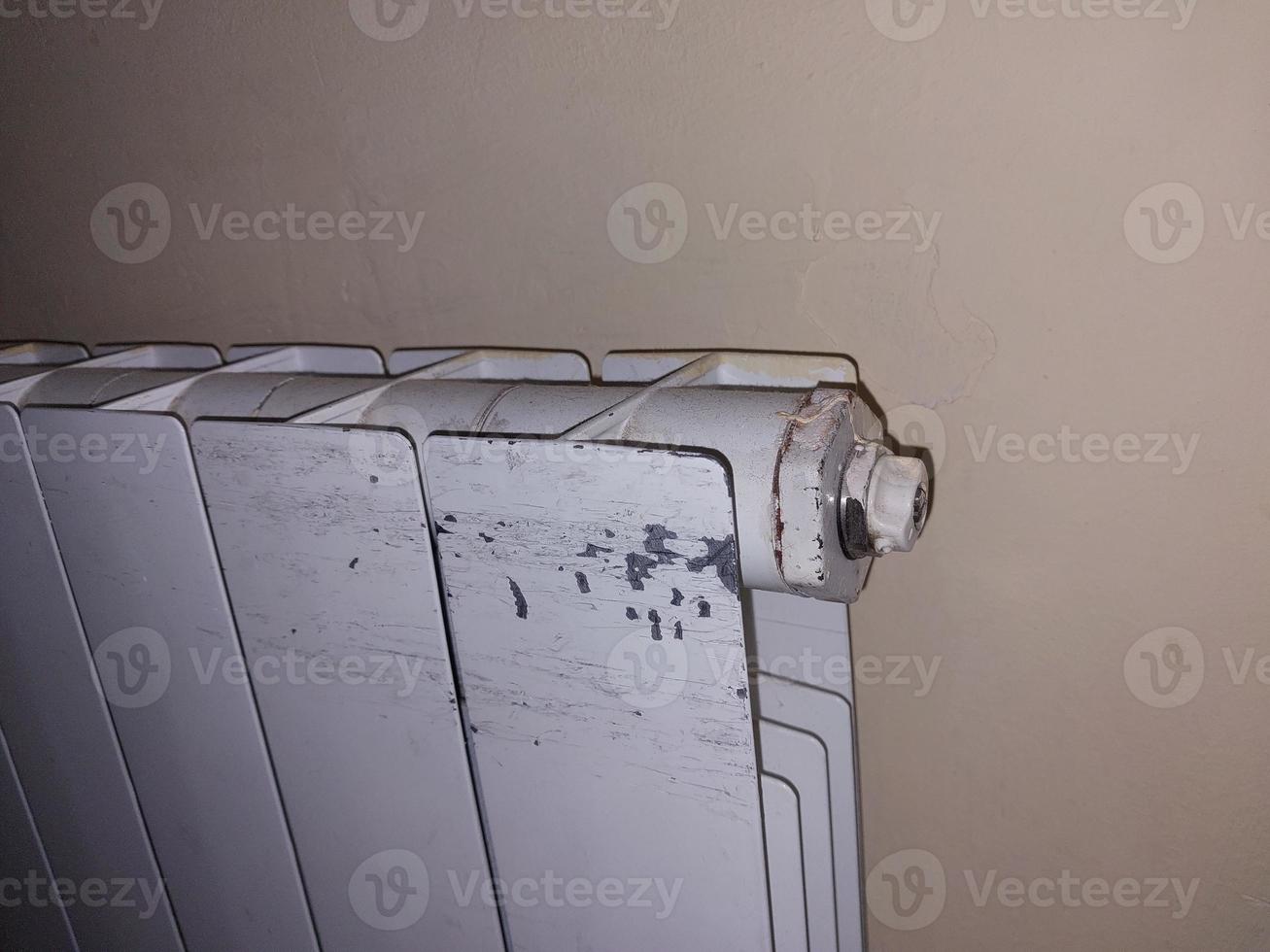radiateurs de chauffage en métal installés dans le salon de l'appartement photo