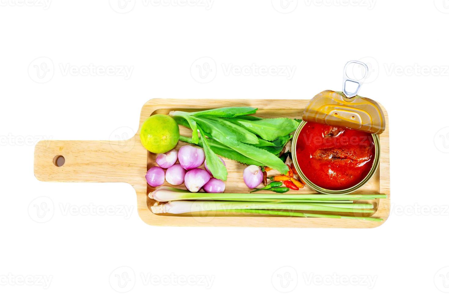 maquereau à la sauce tomate avec planche à découper et légumes sur fond photo