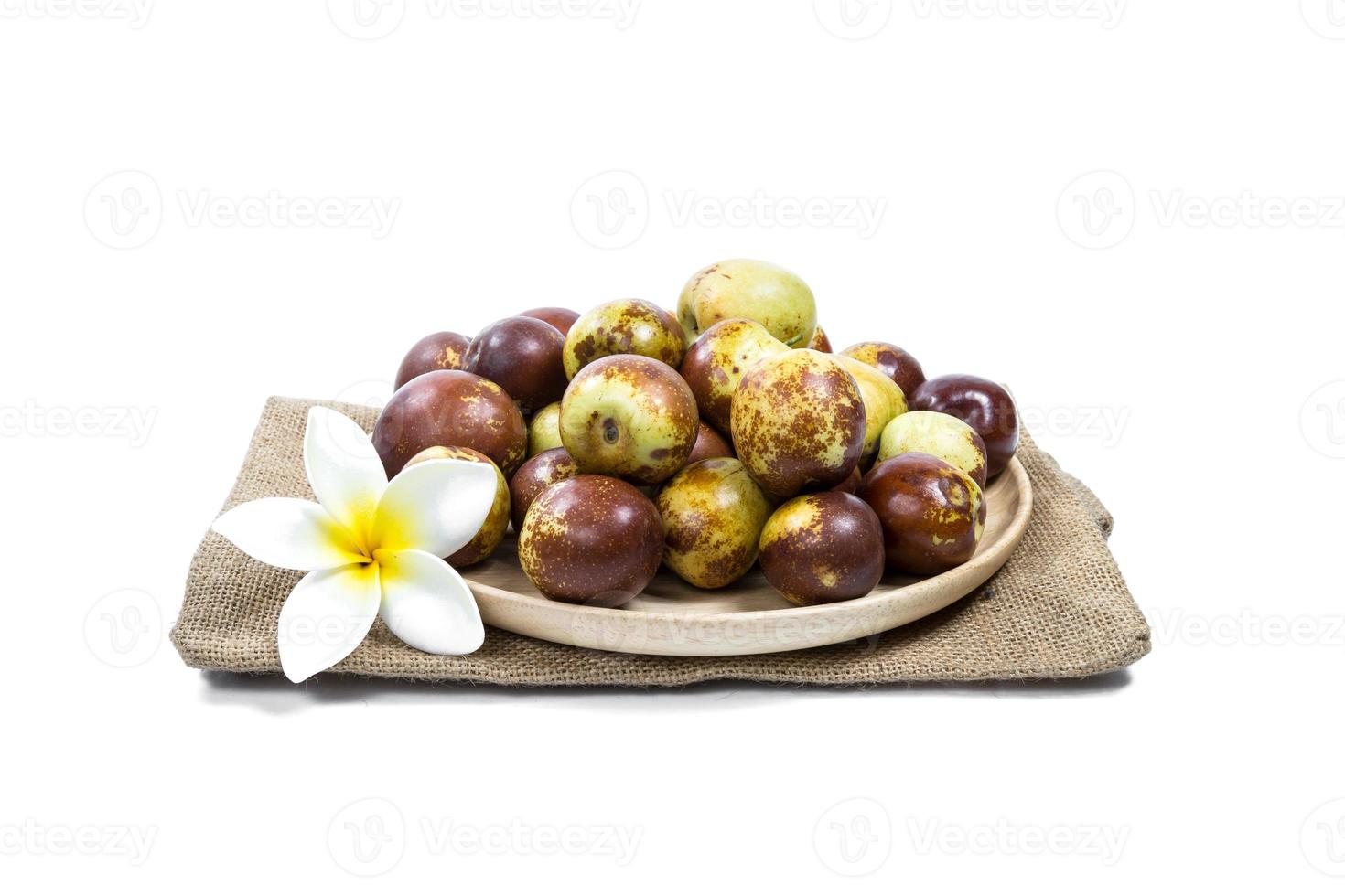 Jujube chinois sur plaque de bois, isolé sur fond blanc photo