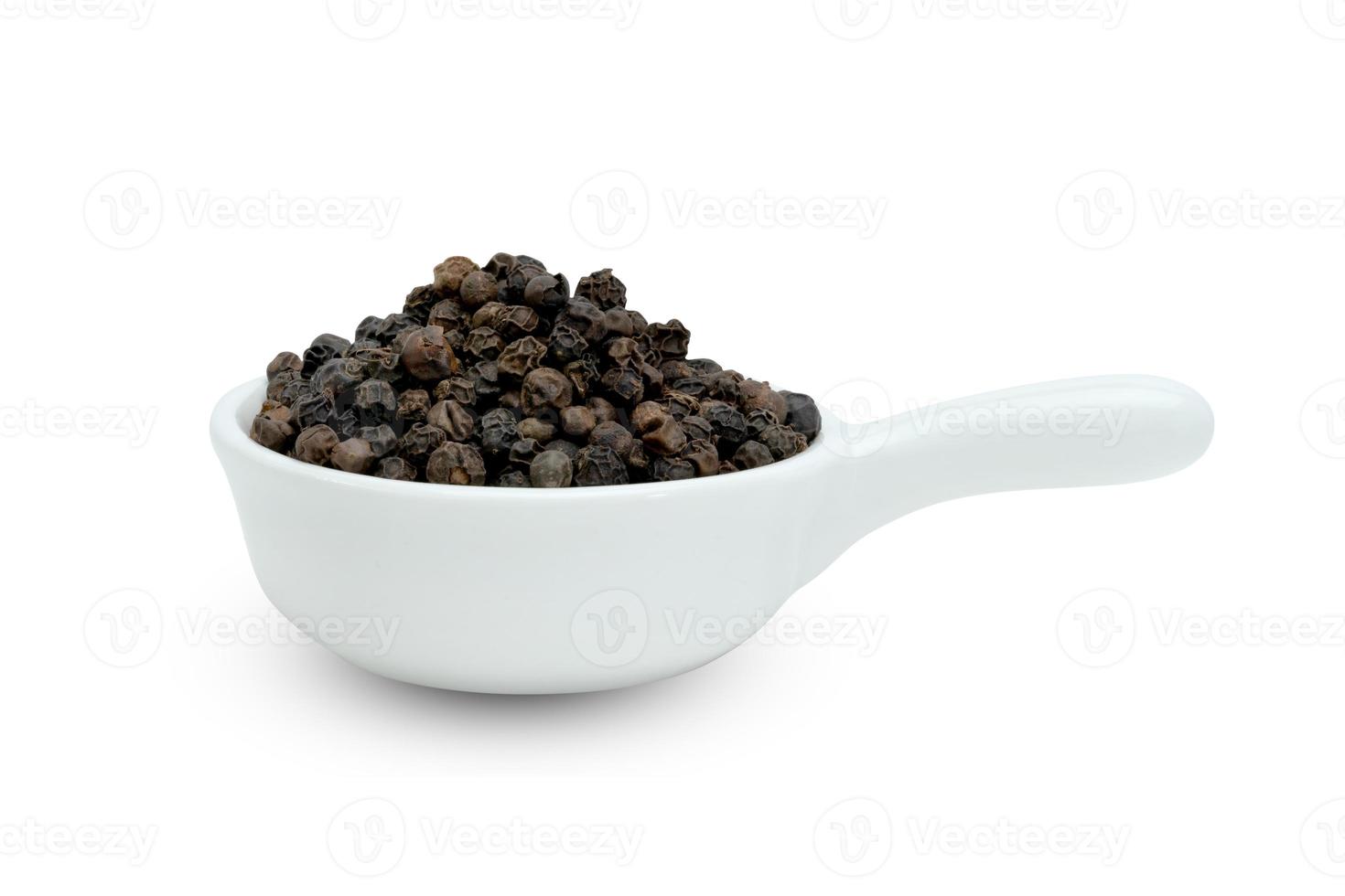 tas de poivre noir ou graines de poivre noir dans un bol en céramique isolé sur fond blanc, inclure un tracé de détourage photo