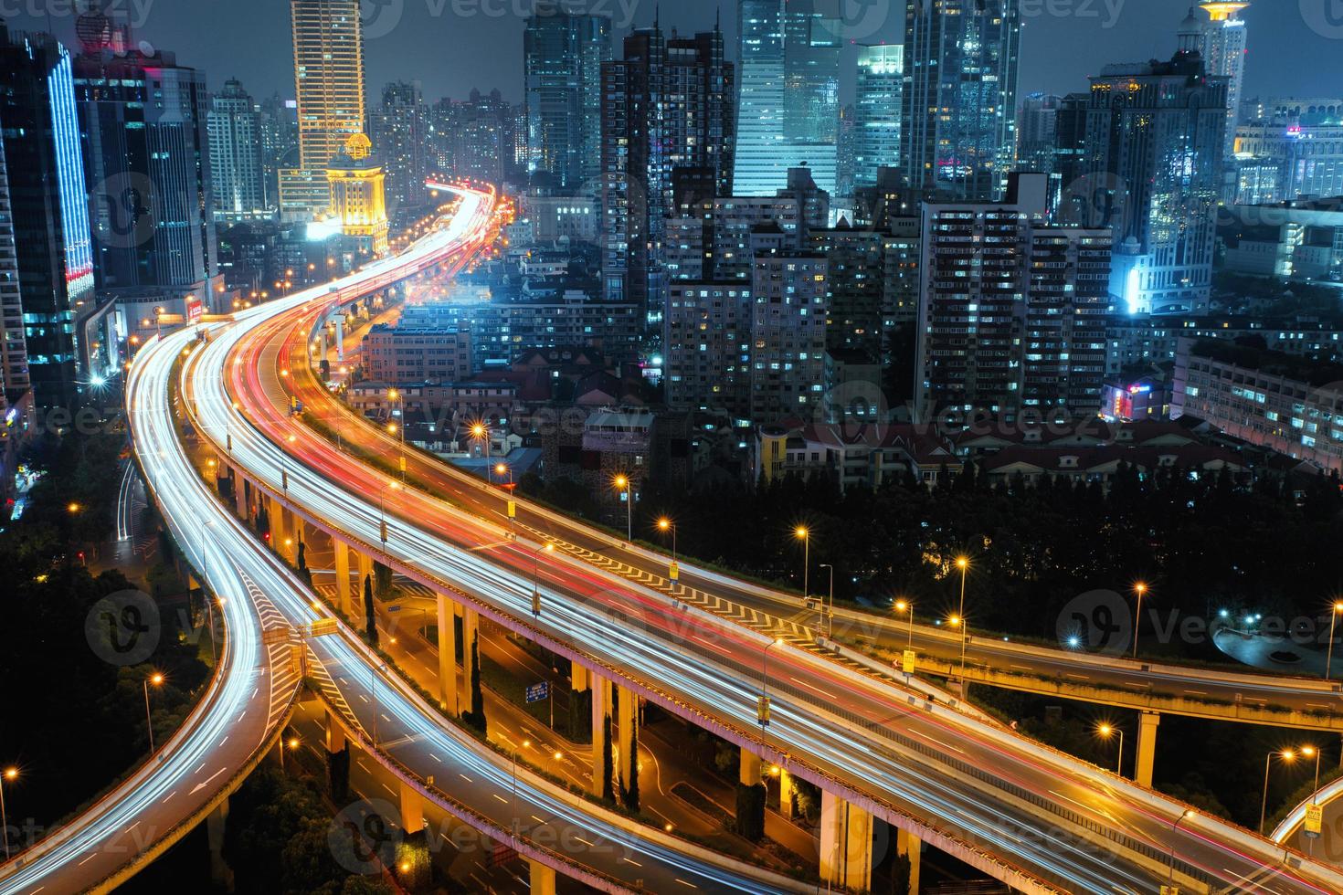 route de circulation de la ville moderne dans la nuit. jonction de transport. photo
