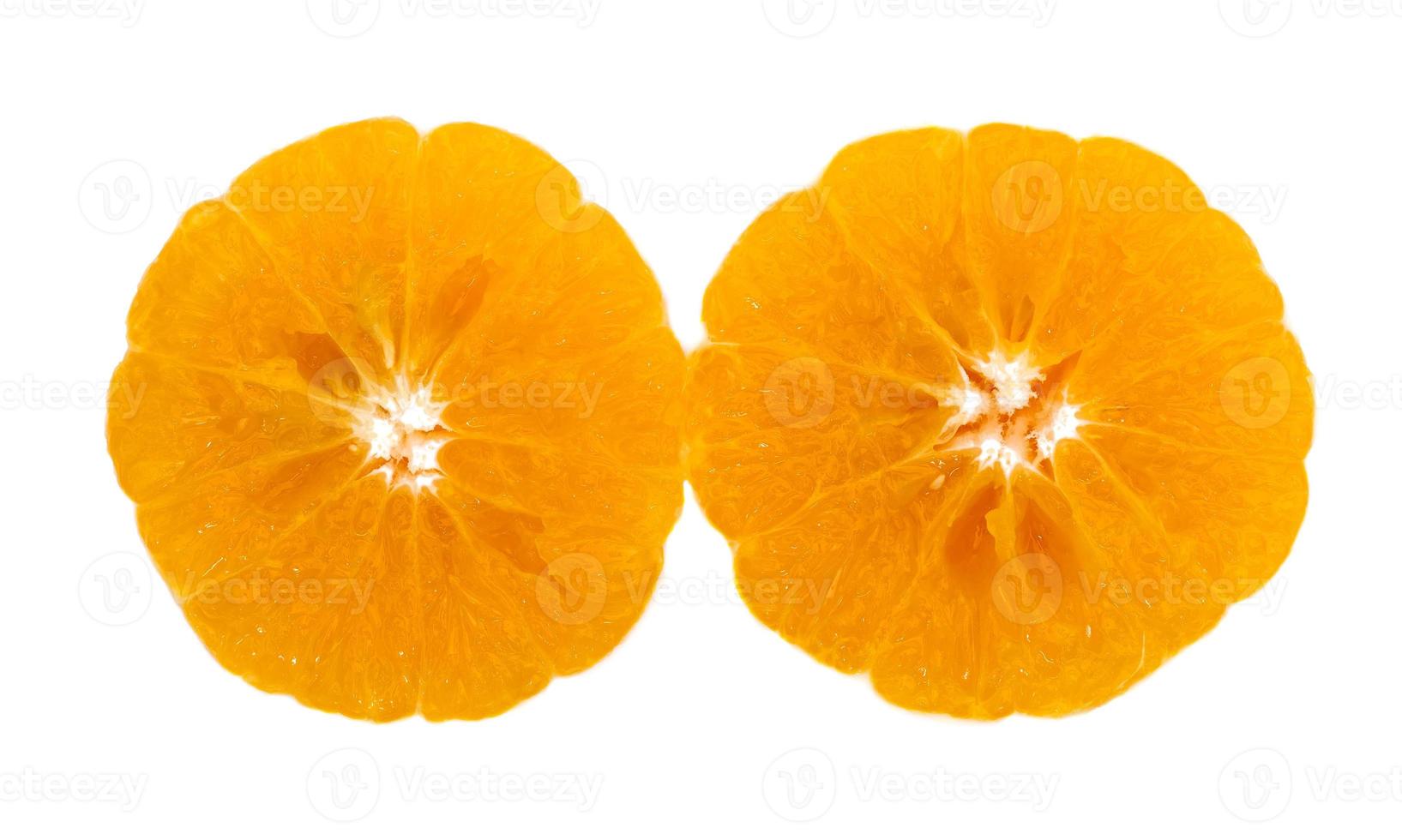 La moitié d'orange isolé sur fond blanc, fruit thaïlandais photo