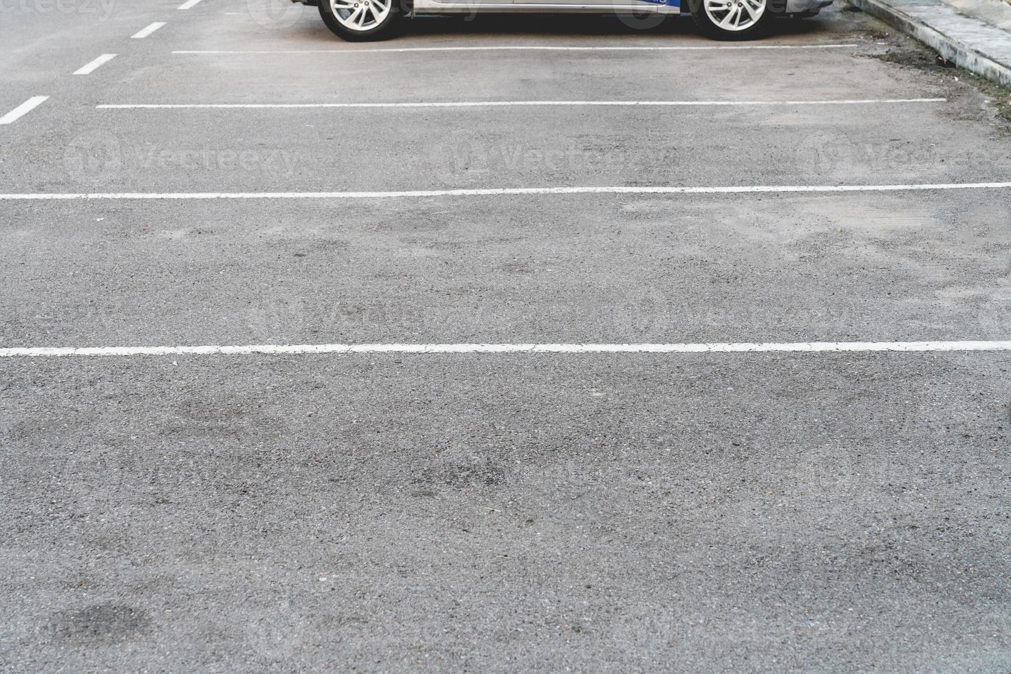 lignes de stationnement sur fond d'asphalte photo