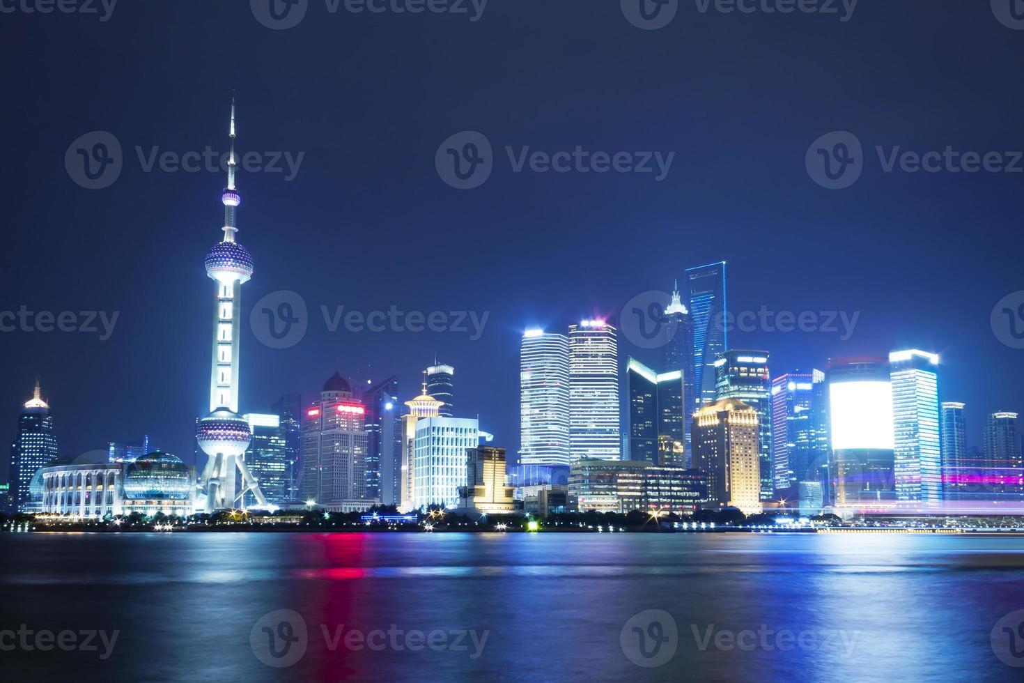 belle skyline de pudong de shanghai la nuit photo