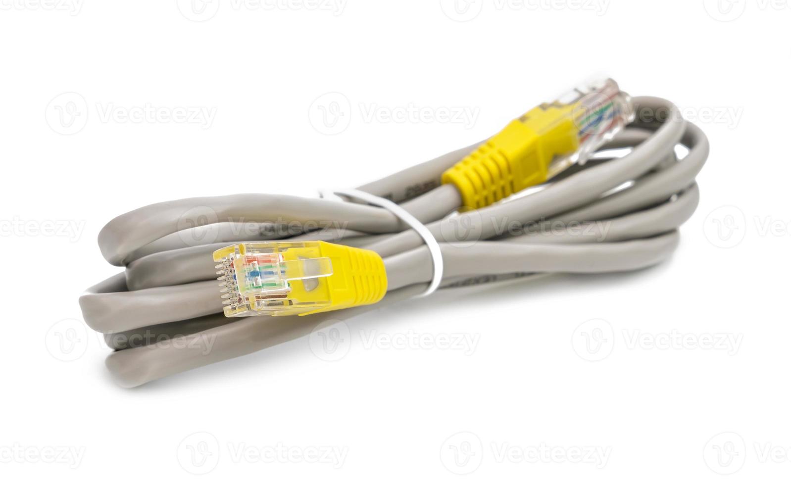 Câble de réseau local gris isolé sur fond blanc photo