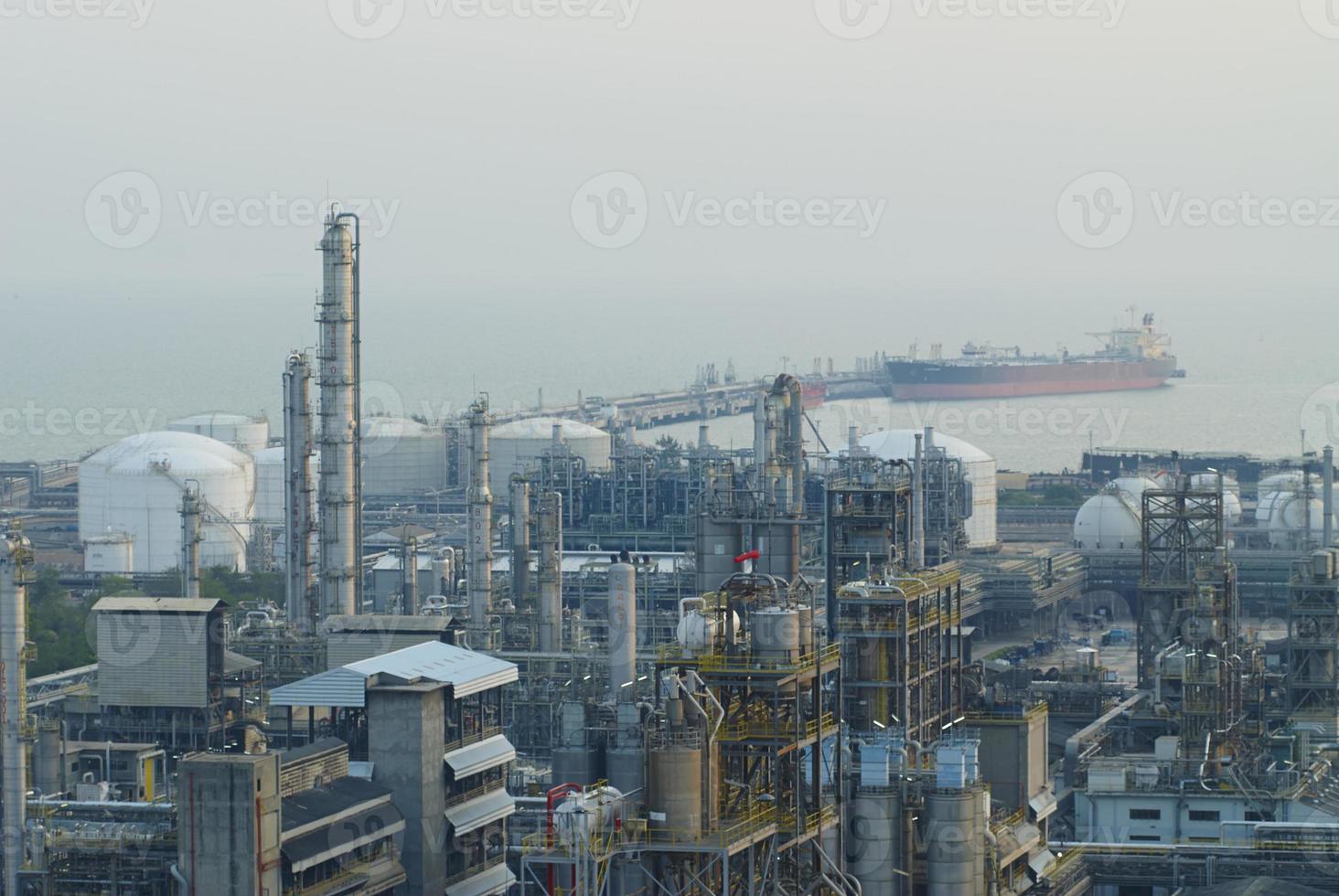 Raffinerie de pétrole au crépuscule en Thaïlande photo