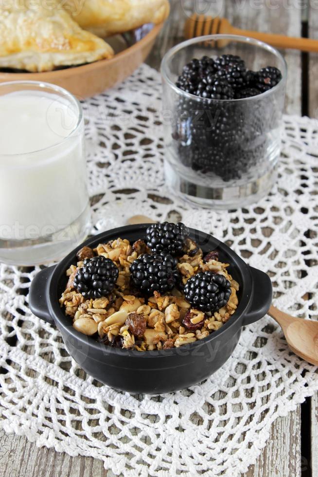 granola maison avec yaourt et mûre, petit-déjeuner sain photo