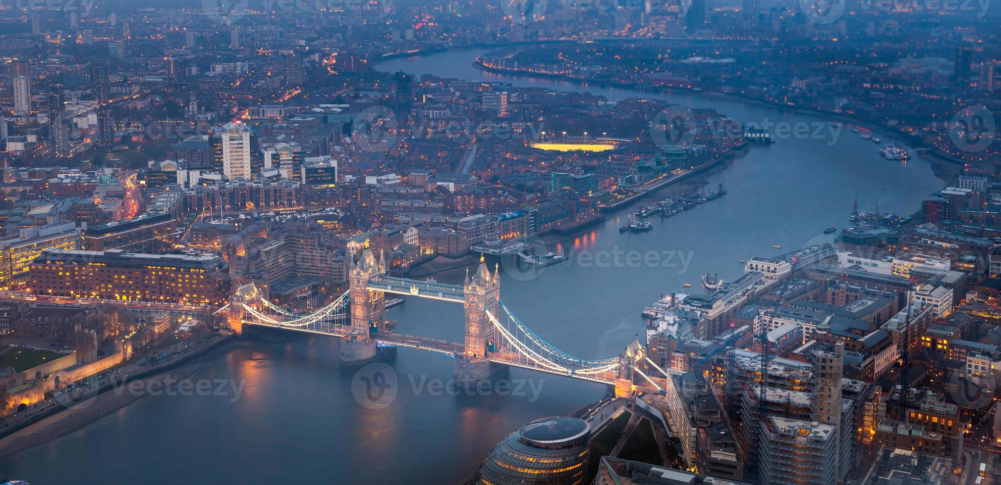 Tower Bridge la nuit crépuscule Londres, Angleterre, Royaume-Uni photo