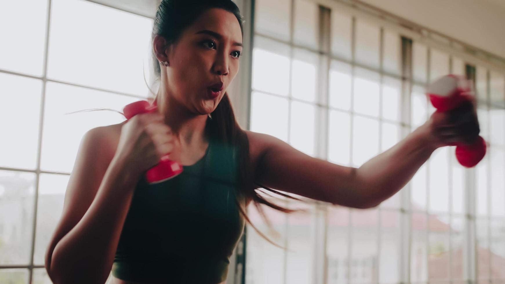 une jeune femme asiatique fait de l'exercice tous les matins pour rester en bonne santé. photo