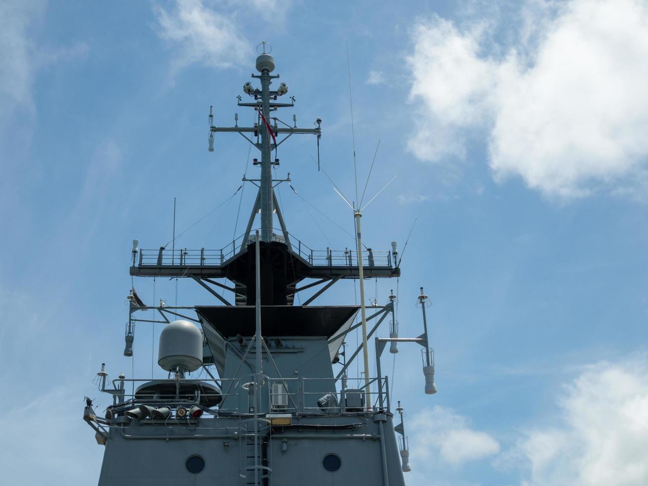 tour radar sur un porte-avions de guerre de la marine thaïlandaise photo