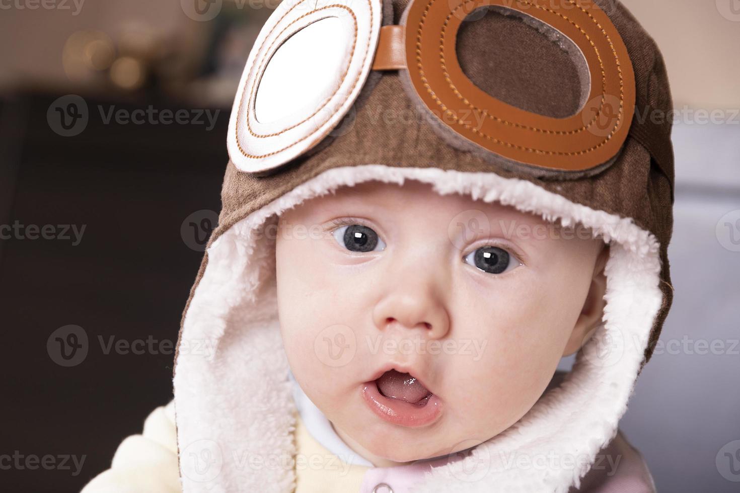 bébé aviateur, coiffé d'un chapeau de pilote, portrait en gros plan. photo