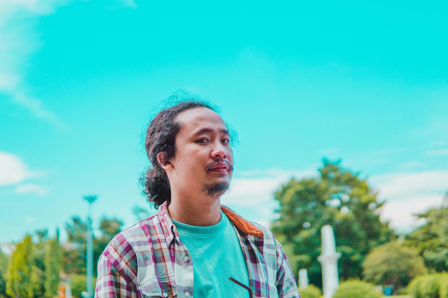 homme asiatique buvant du café avec un paysage naturel photo