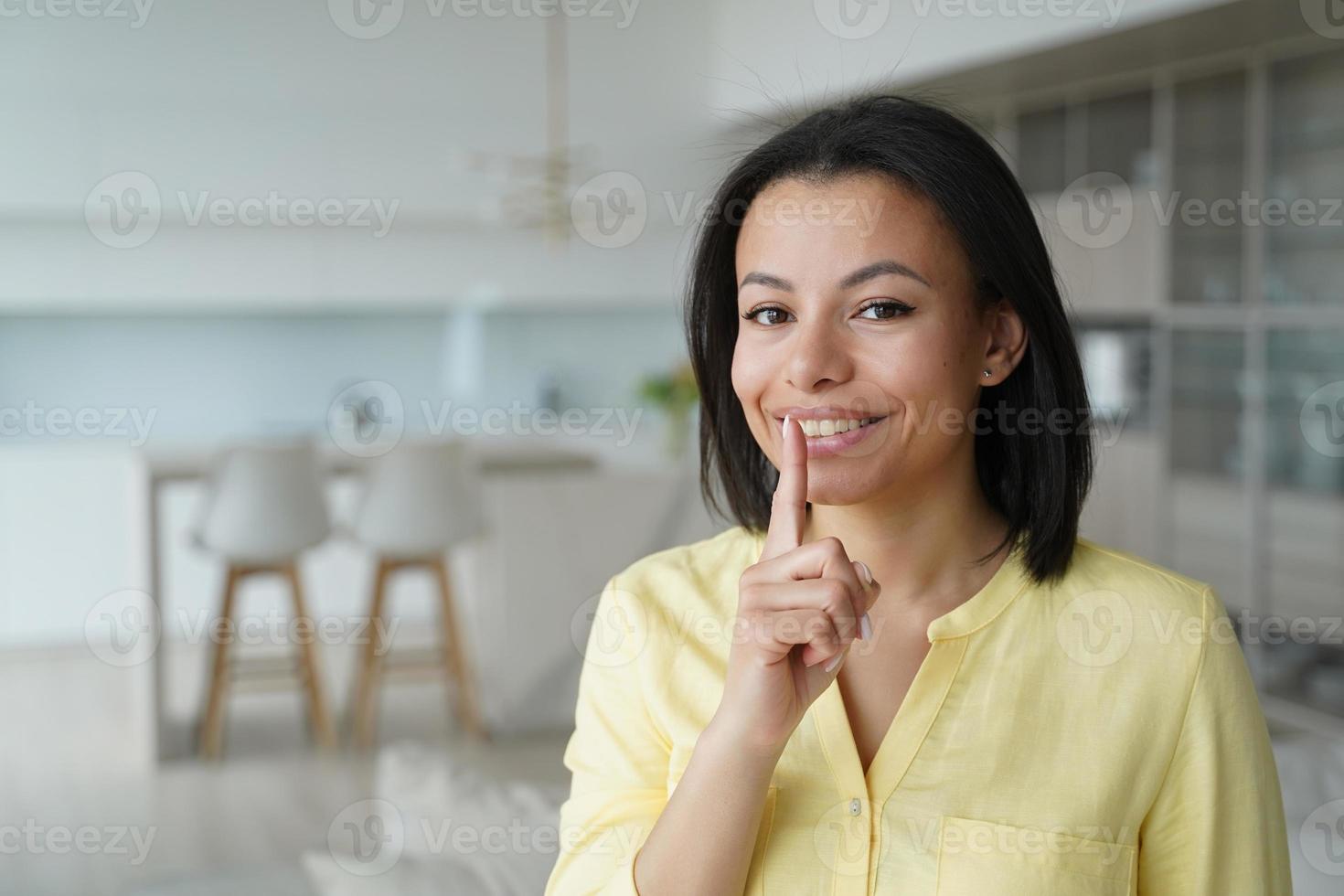 la femme fait un geste de silence, partage le secret à la maison. offre de vente unique, grandes remises dans la boutique en ligne photo