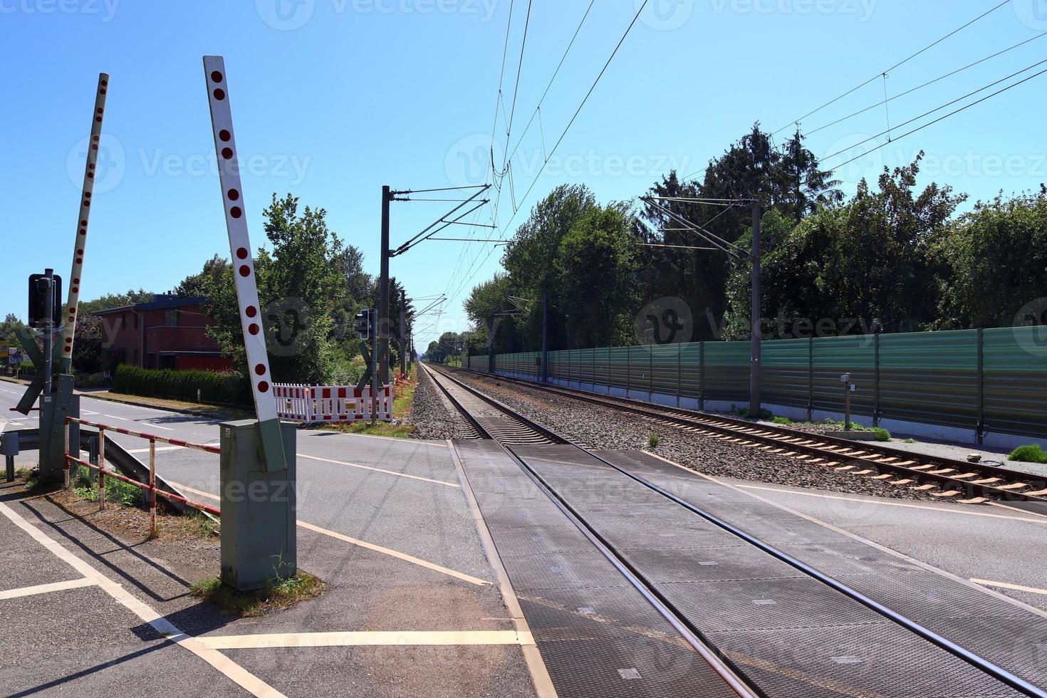 plusieurs voies ferrées avec des jonctions à une gare dans une perspective et une vue sur les oiseaux photo