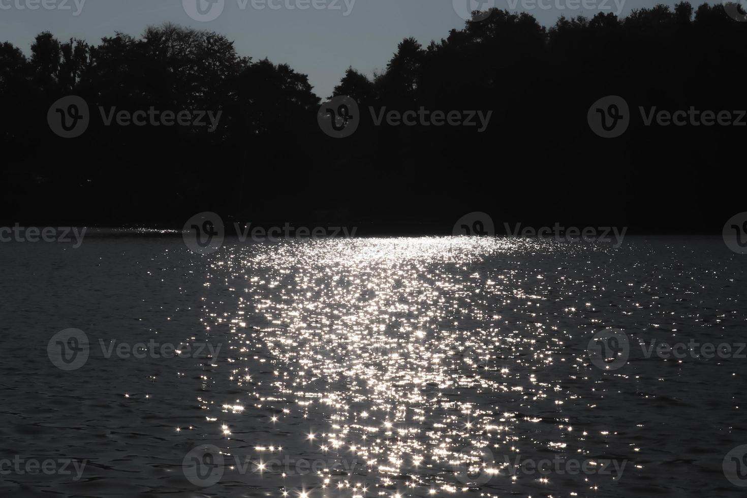 mise au point sélective d'eau pétillante avec mouvement des vagues reflétant la lumière du soleil avec un bokeh très doux photo